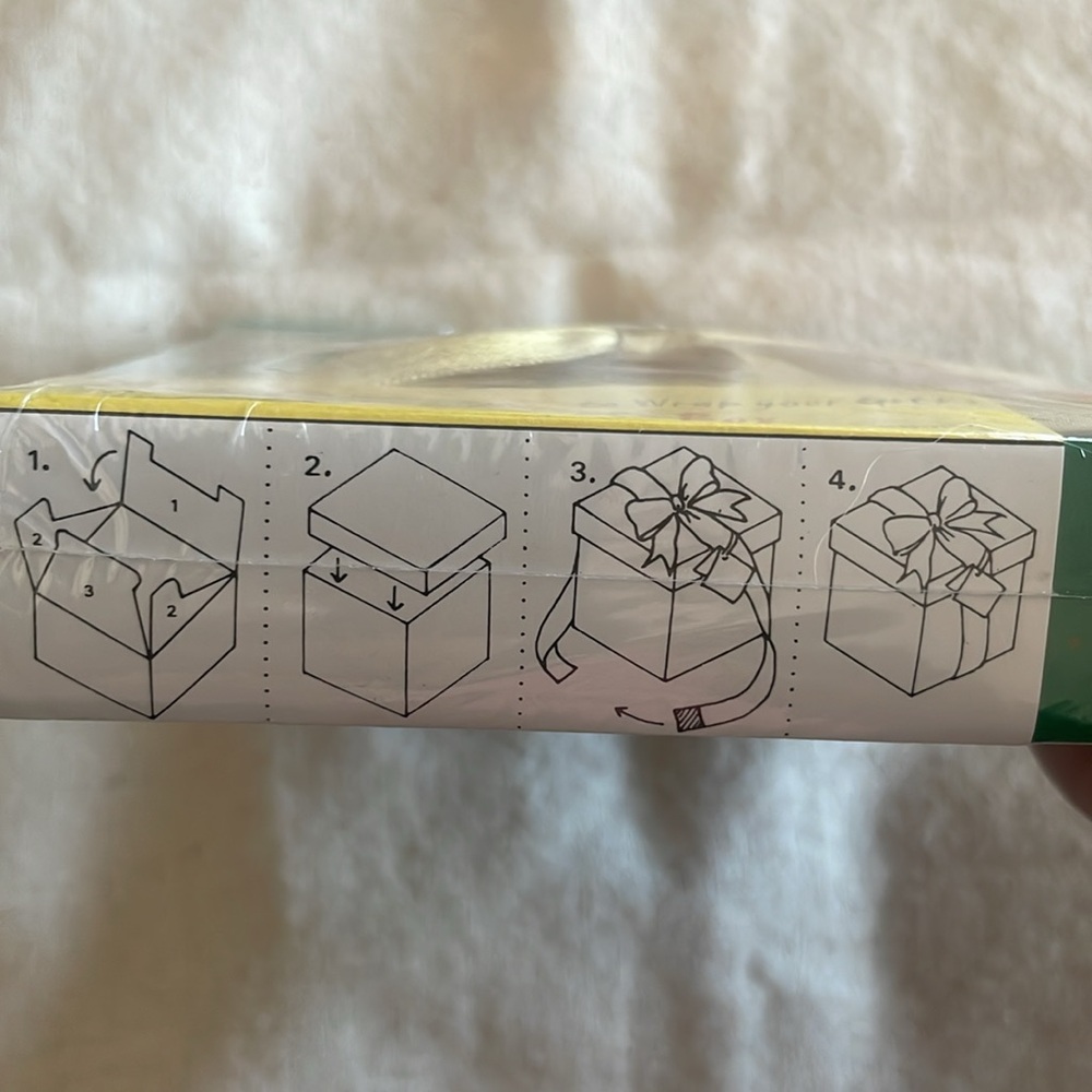 Christmas Gift Box Set - Includes Gift Box With Lid, Note Card & Ribbon - Picture 7 of 7